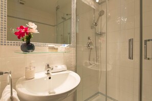 Comfort Double Room, 1 Bedroom | Free WiFi, bed sheets - Malkavacanze B&B (Rome)