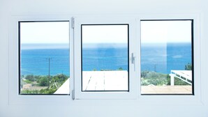 Three windows with a view of the ocean. - Bianco Olympico Beach Resort By Anayia AI Resorts (Polygyros)