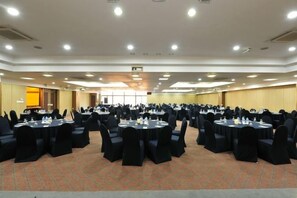 A large conference room with multiple round tables and chairs, carpeted flooring, and a high ceiling with recessed lighting. - Kensington Resort Gapyeong (Gapyeong-gun)