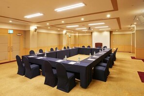 A conference room with a long table, chairs, and a carpeted floor. - Kensington Resort Gapyeong (Gapyeong-gun)