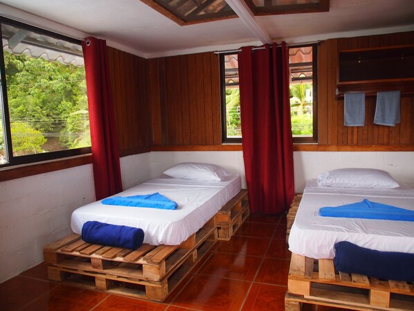 Basic Double Room | In-room safe, desk, iron/ironing board, free WiFi - Hostal del Mar (Golfito)
