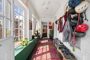 Reception hall - Bunk+Brew Historic Lucas House - Hostel (Bend)