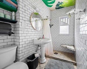 Shared bathroom - Bunk+Brew Historic Lucas House - Hostel (Bend)