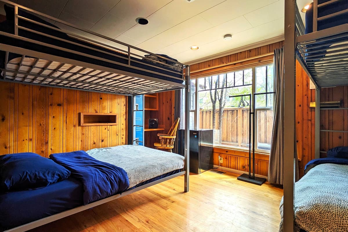 Tabla de planchar con plancha, wifi gratis y ropa de cama