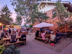 Property grounds - Bunk+Brew Historic Lucas House - Hostel (Bend)
