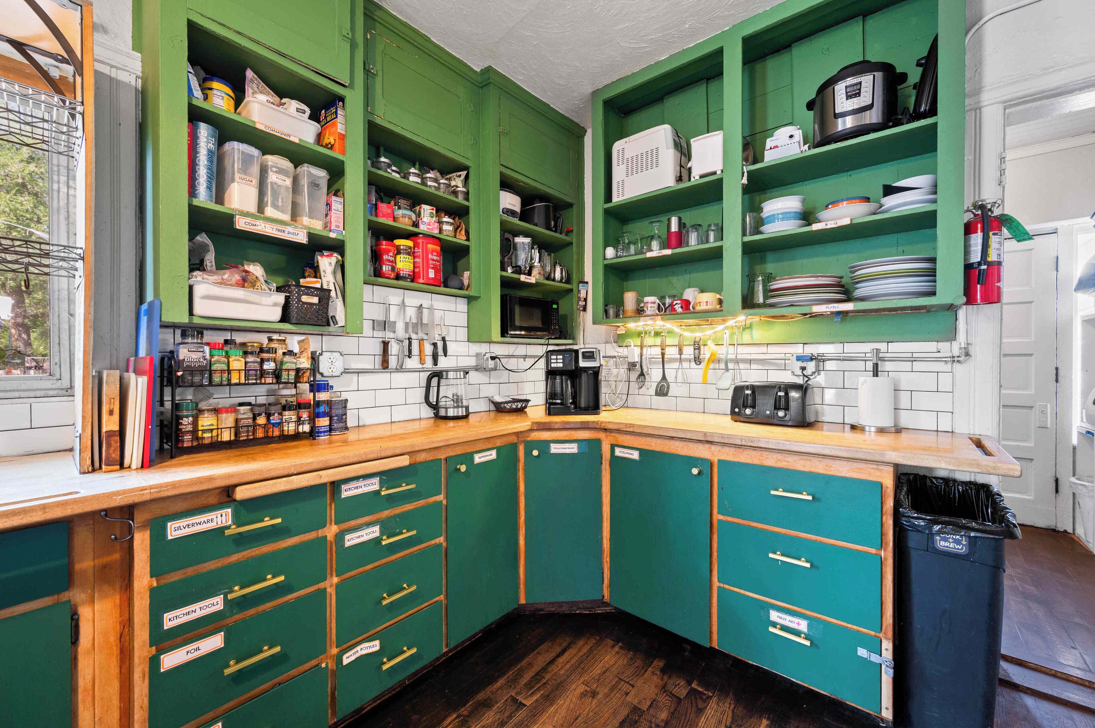 Refrigerador em uma área comum, micro-ondas em uma área comum