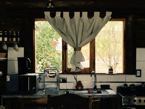 Refrigerador con freezer, microondas, tetera/pava eléctrica