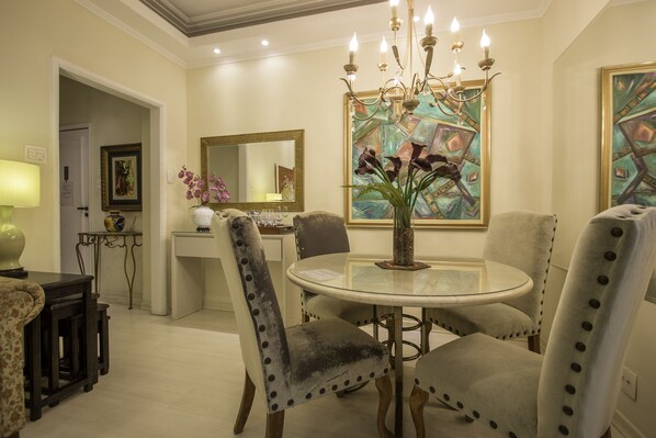 Basic Apartment, 2 Bedrooms | In-room dining