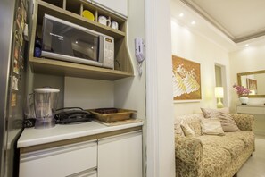 Apartamento básico, 2 quartos | Cozinha privada | Geladeira grande, micro-ondas, fogão, cooktop
