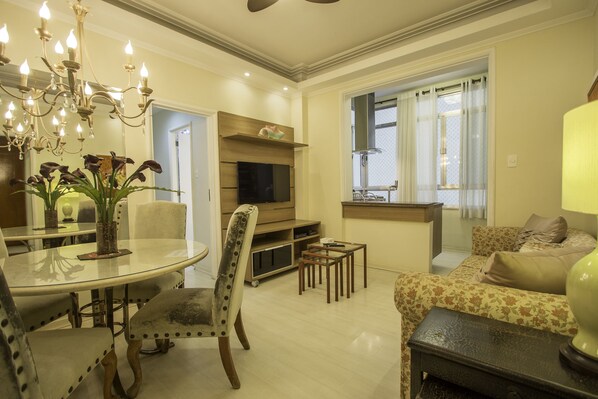 基本公寓, 2 間臥室 | 客廳 | 平面電視