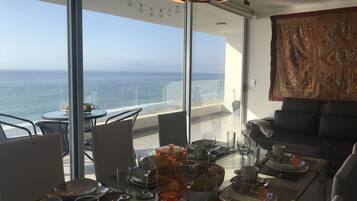 Apartamento Deluxe, 2 habitaciones, vistas al mar, junto a la playa | Zona de estar | Televisión de pantalla plana de 49 pulgadas con canales por cable