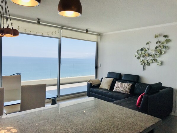 Appartement Deluxe, 2 chambres, vue sur l’océan, au bord de la plage | Repas dans la chambre