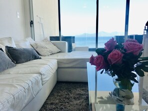 Appartement pour lune de miel, 1 grand lit, accessible aux personnes à mobilité réduite | Salle de séjour | Téléviseur à écran plat de 49 po avec télévision par cùble