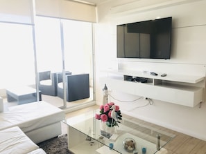 Honeymoon Apartment, 1 Queen Bed, Accessible, Beachfront | Television - La Choza VIP Turquesa en La Serena (Coquimbo)