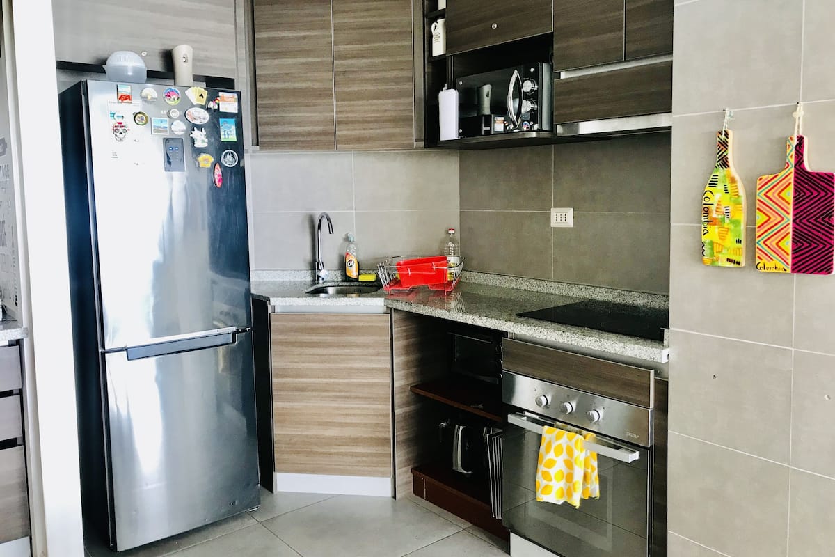 Apartamento de diseño, 2 habitaciones, accesible para personas con discapacidad, junto a la playa | Cocina privada | Frigorífico grande, microondas, horno y placa de cocina