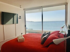Apartamento luxo, 2 quartos, vista para o oceano, ao lado da praia | Lençóis italianos Frette, roupas de cama premium, edredons de pluma