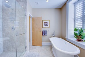 Badewanne, Haartrockner, Handtücher
