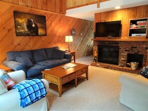 Älytelevisio, takka, DVD-soitin, pöytätennispöytä