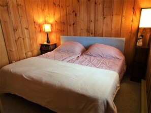 3 bedrooms, desk, iron/ironing board, travel crib