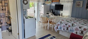 Cozy studio only 3/10 of a mile from Nantucket Sound, Free WIFI