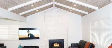 TV connectée, cheminée, Netflix, livres