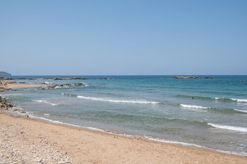 Artistic 2 Bedroom apt in front of the sea