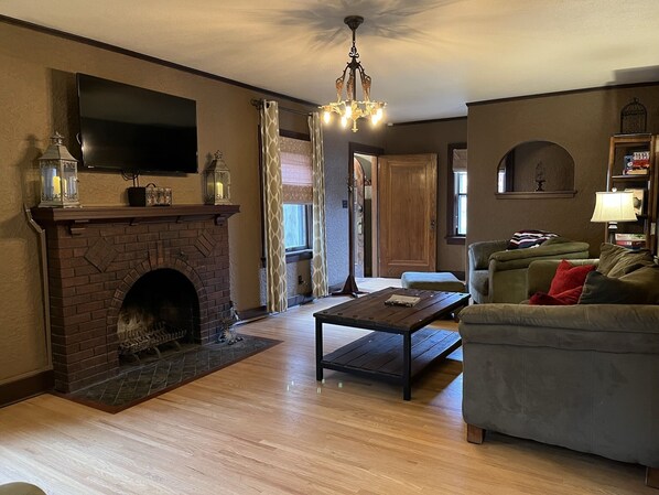 Smart TV, fireplace, DVD player, books