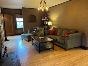 Smart TV, fireplace, DVD player, books