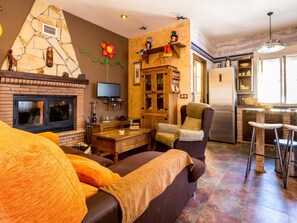 TV, fireplace