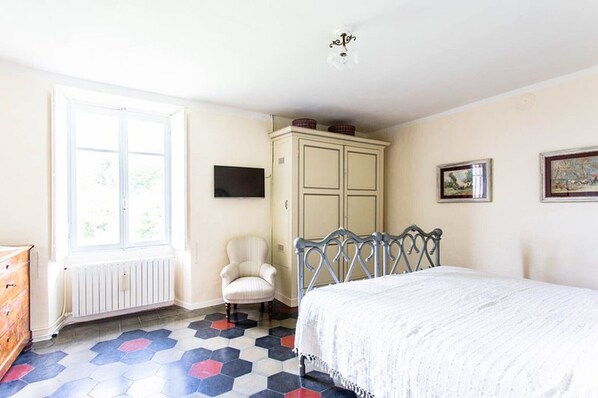 2 bedrooms, in-room safe, desk, iron/ironing board