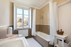Combined shower/bathtub, hair dryer, towels, soap - Villa for short term rental in the Lake Como region. (como)