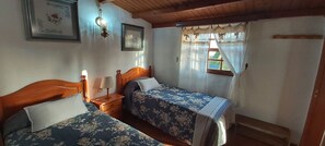 1 sovrum, strykjärn/strykbräda och sängkläder