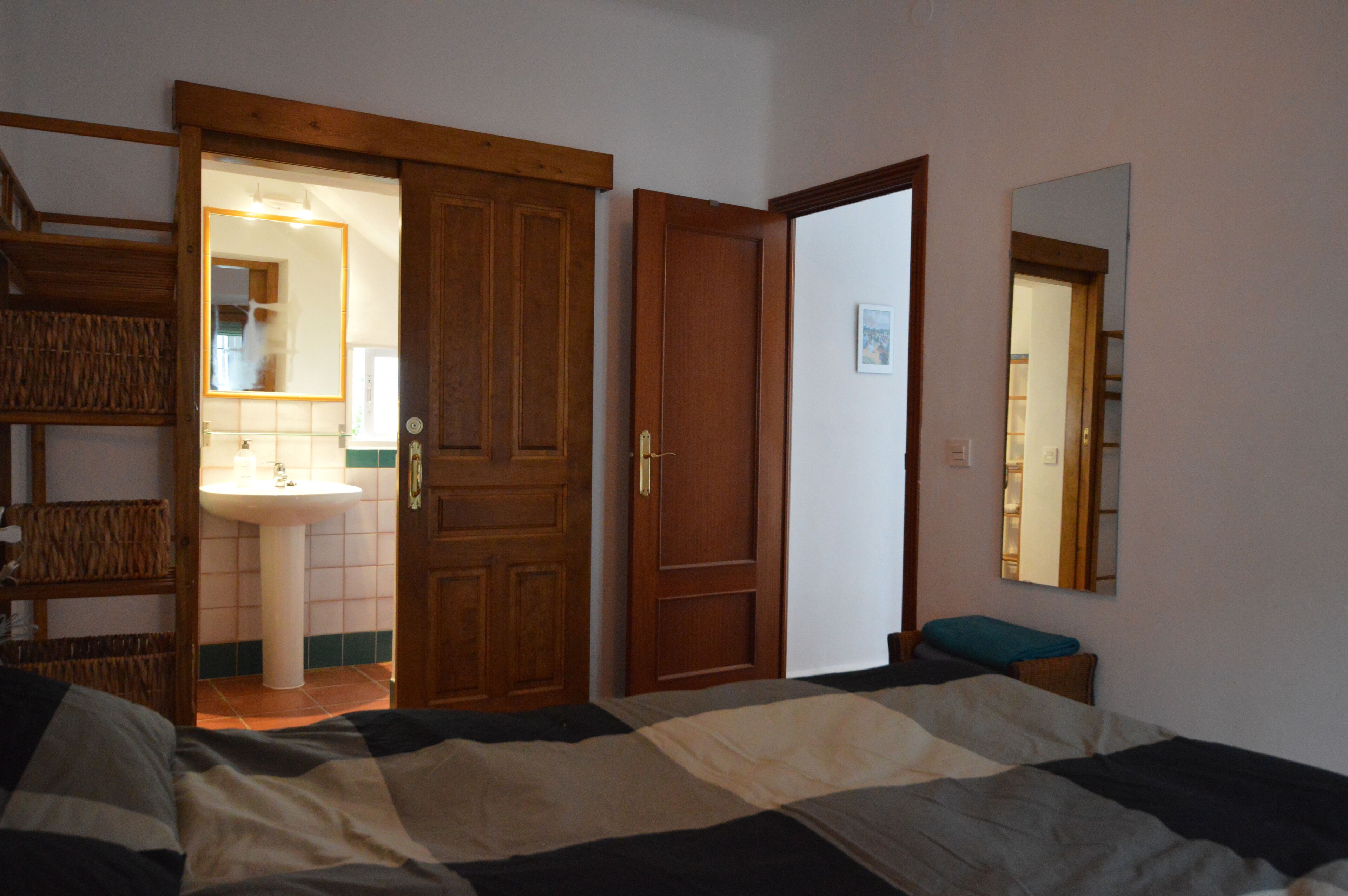 2 slaapkamers, een bureau, een strijkplank/strijkijzer, reisbedje