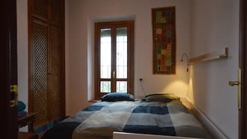2 chambres, bureau, fer et planche Ă  repasser, lit parapluie