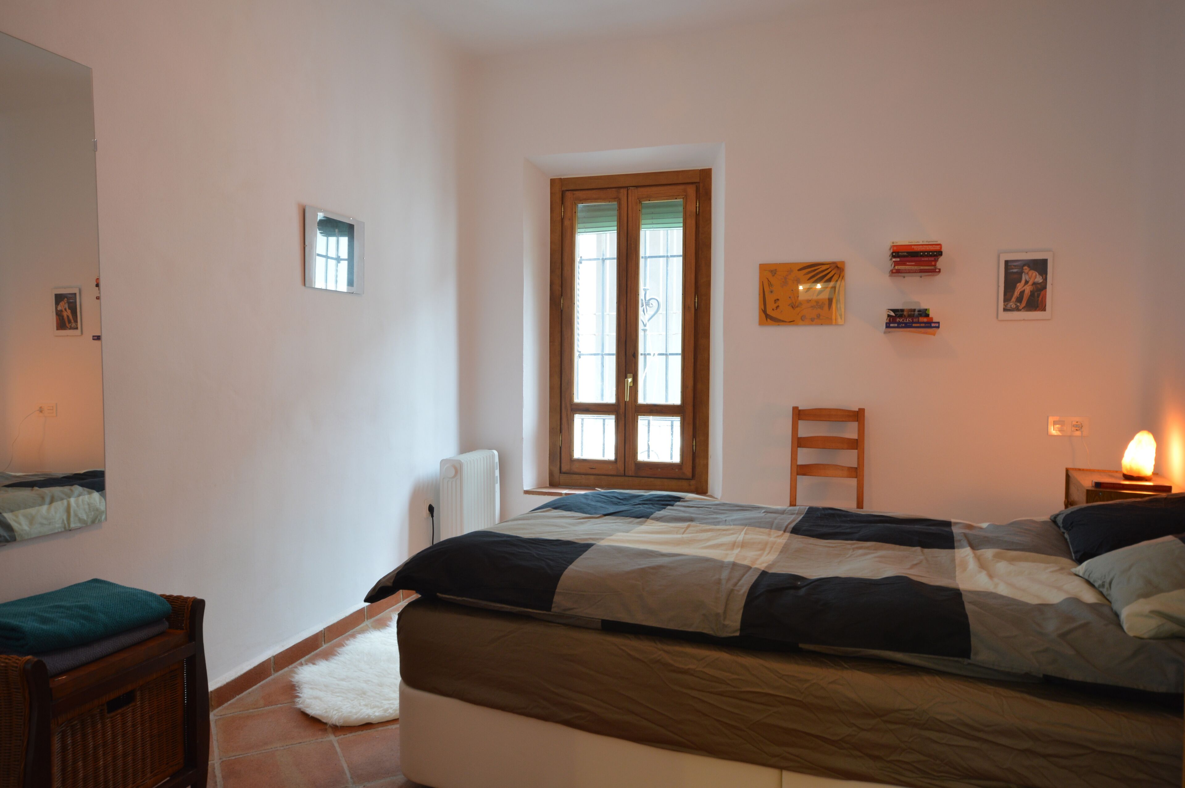 2 habitaciones, escritorio y tabla de planchar con plancha 