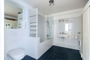 Combined shower/bathtub, hair dryer, towels, soap