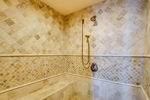 Douche, baignoire à jets, sèche-cheveux, serviettes fournies