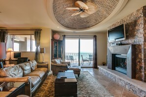 Smart TV, fireplace, books - Luxurious Resort Penthouse With Amazing Ocean Views! (Puerto Peñasco)