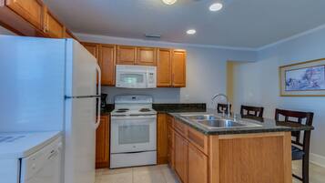 Lemari es, microwave, oven, dan kompor