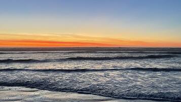Playa en los alrededores y toallas de playa