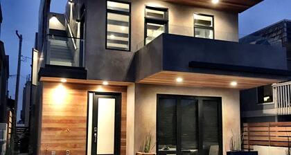 Uusi moderni rannatalo katolla varustetulla kannella merinäköalalla ja vain muutaman askeleen päässä rannalta