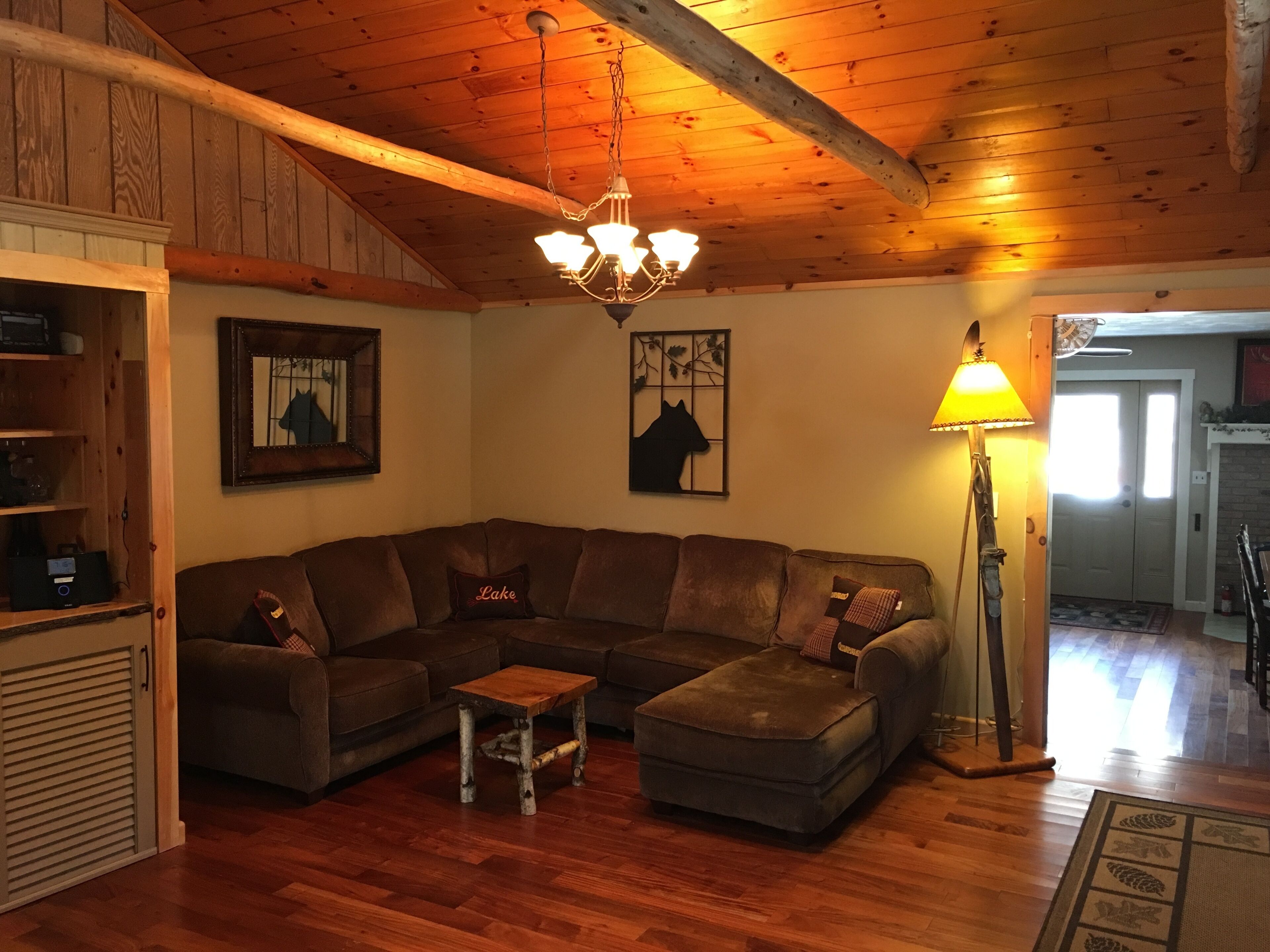 Smart-tv, een open haard, videospelletjes en een dvd-speler