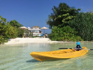 On the beach, white sand, sun loungers, beach umbrellas - Olive Goidhoo (Goidhoo)