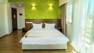 Kamar Double atau Twin Deluks, 1 Tempat Tidur King, pemandangan laut | Brankas, meja kerja, tirai kedap cahaya, dan kedap suara