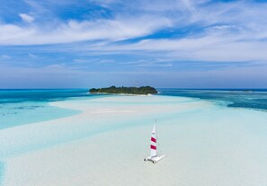On the beach, white sand, sun loungers, beach umbrellas - Olive Goidhoo (Goidhoo)