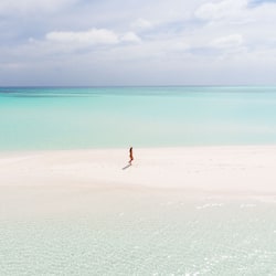 Sulla spiaggia, sabbia bianca, lettini da mare, ombrelloni