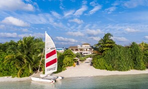 On the beach, white sand, sun loungers, beach umbrellas - Olive Goidhoo (Goidhoo)