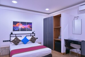 Habitación doble, 1 cama doble | Minibar, caja fuerte, escritorio y tabla de planchar con plancha