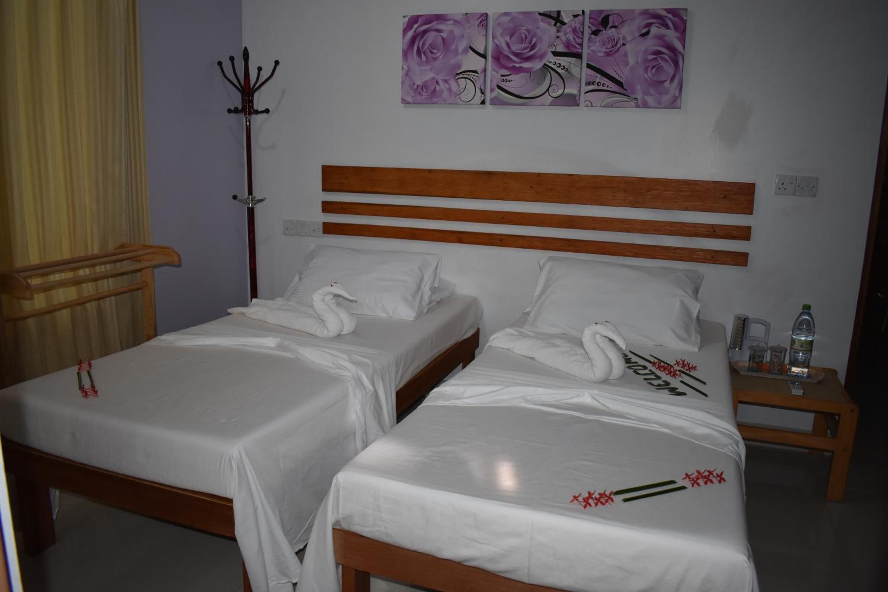 セーフティボックス (室内)、デスク、可動式ベッド、WiFi (無料)