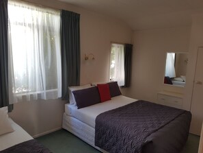 Suíte família, 3 quartos | Roupas de cama premium, ferros/tábuas de passar roupa, Wi-Fi de cortesia